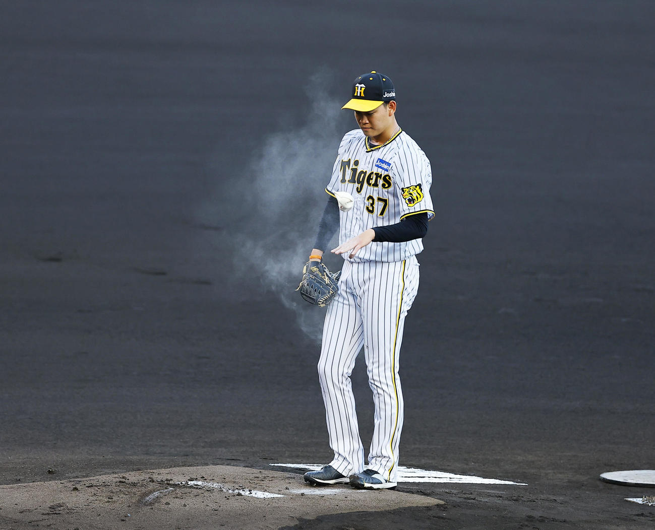 阪神対巨人　マウンドに上がった阪神先発の及川（撮影・藤尾明華）