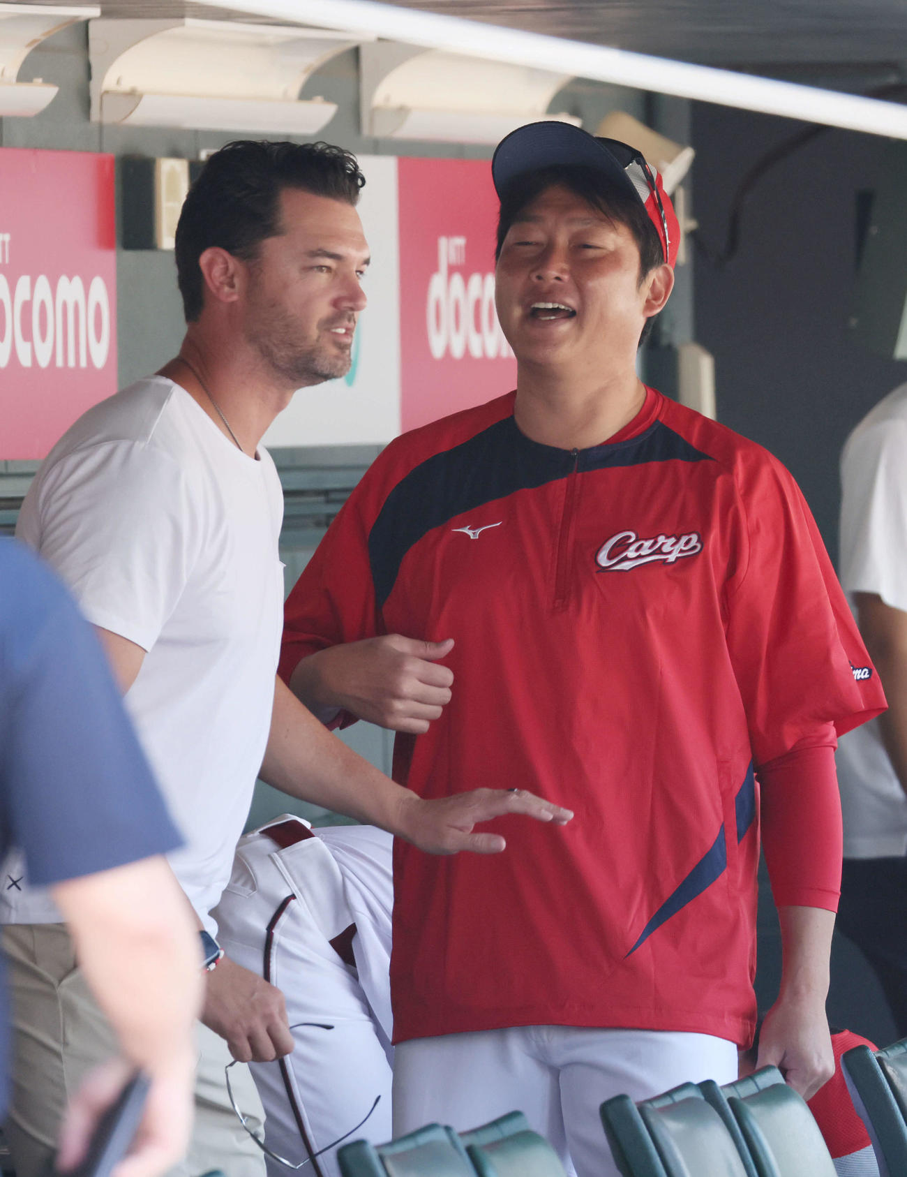 広島対DeNA　試合前練習中、再会した元広島投手のジョンソン氏（左）と新井監督（撮影・加藤孝規）