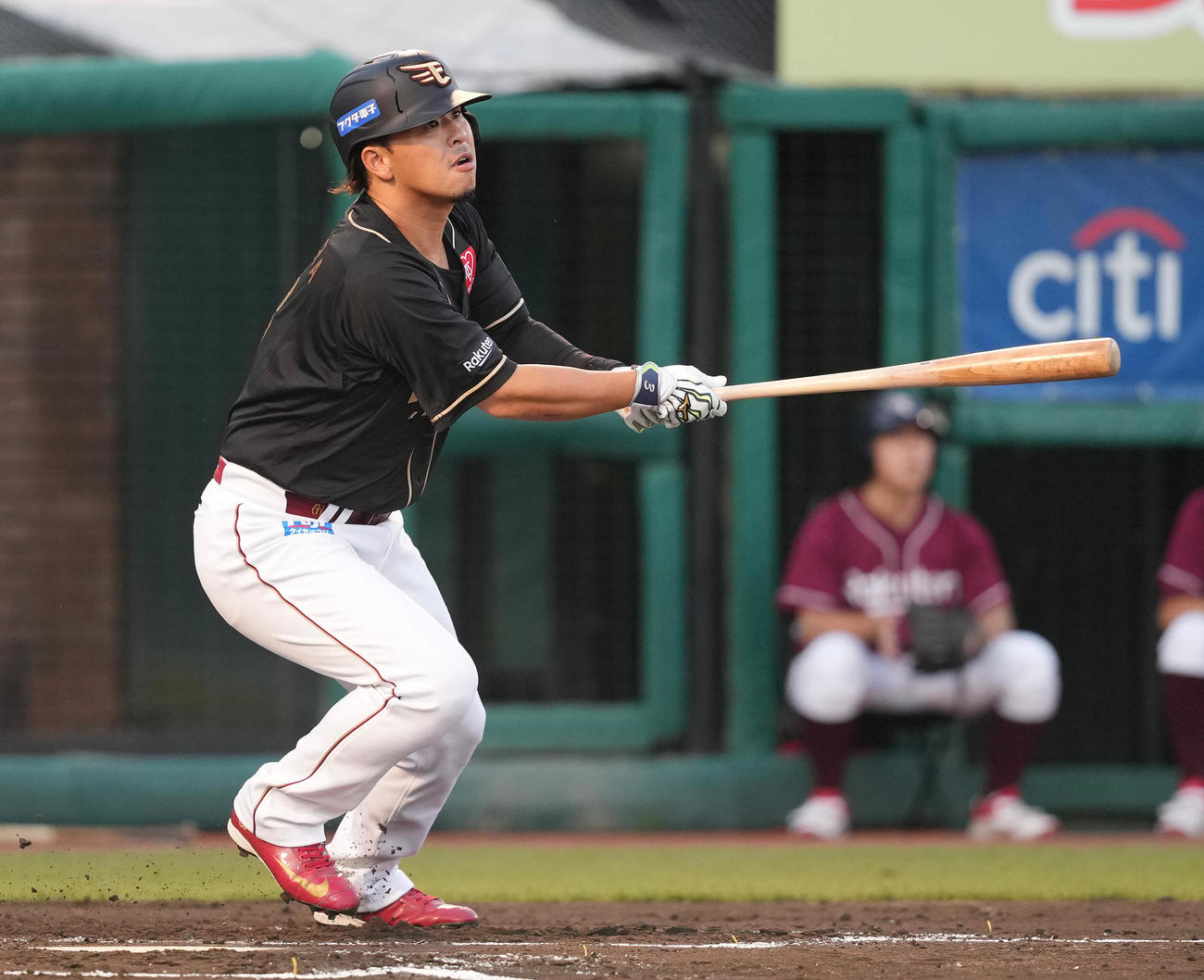 楽天対ソフトバンク　2回裏楽天無死、先制の右越えソロ本塁打を放つ浅村（撮影・鈴木みどり）