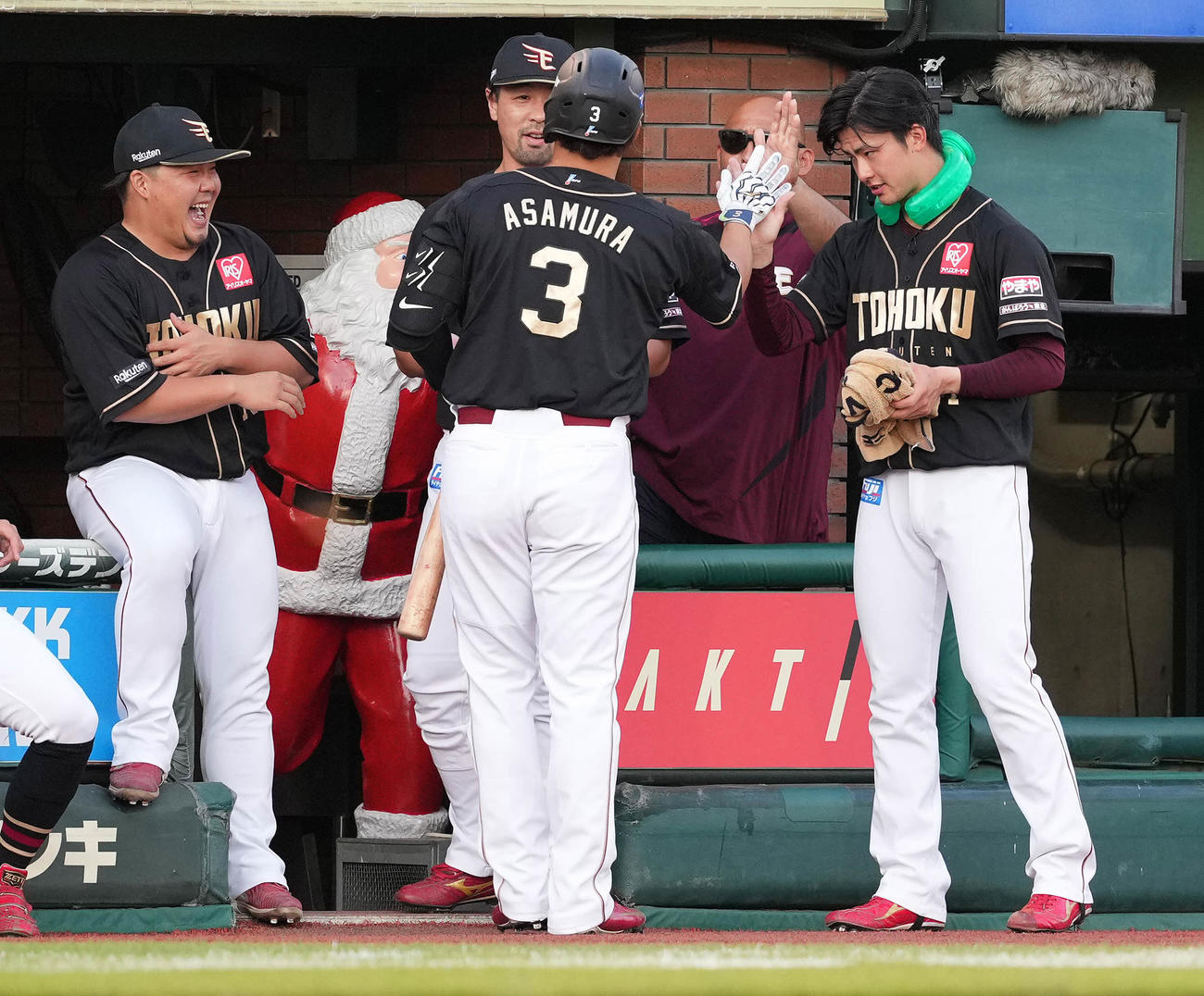 楽天対ソフトバンク　2回裏楽天無死、先制の右越えソロ本塁打を放った浅村（中央手前）を迎える古謝（右）（撮影・鈴木みどり）