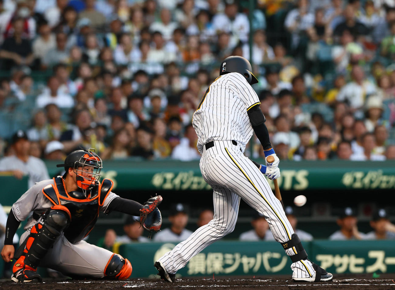 阪神対巨人　1回裏阪神2死満塁、及川は左前適時打を放つ（撮影・上山淳一）