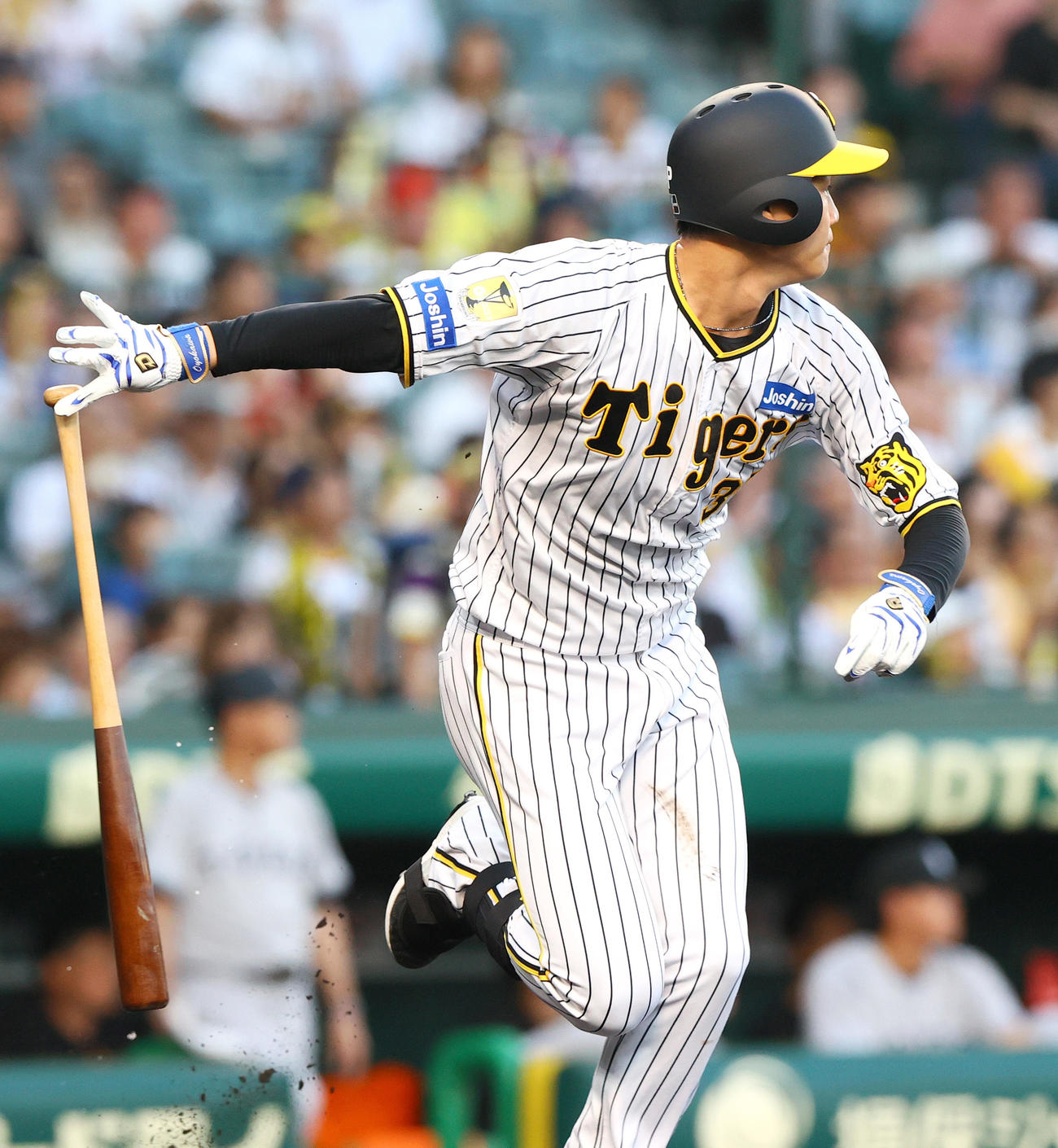 阪神対巨人　1回裏阪神2死満塁、及川は左前適時打を放つ（撮影・上山淳一）