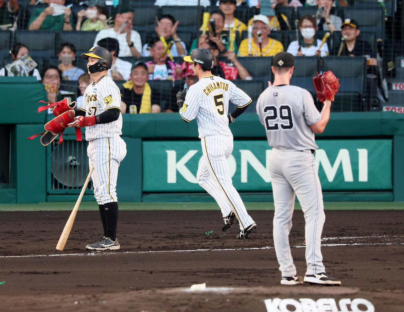 阪神対巨人　1回裏阪神2死満塁、野口は四球を選んで押し出しとなり三塁走者近本（中央）が生還。投手グリフィン（撮影・加藤哉）