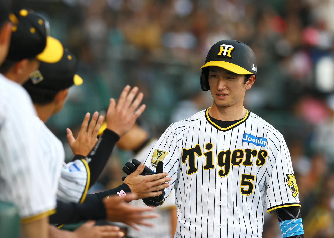 阪神対巨人　1回裏阪神2死満塁、野口の押し出し四球で先制生還の近本はベンチ前で出迎えを受ける（撮影・上山淳一）