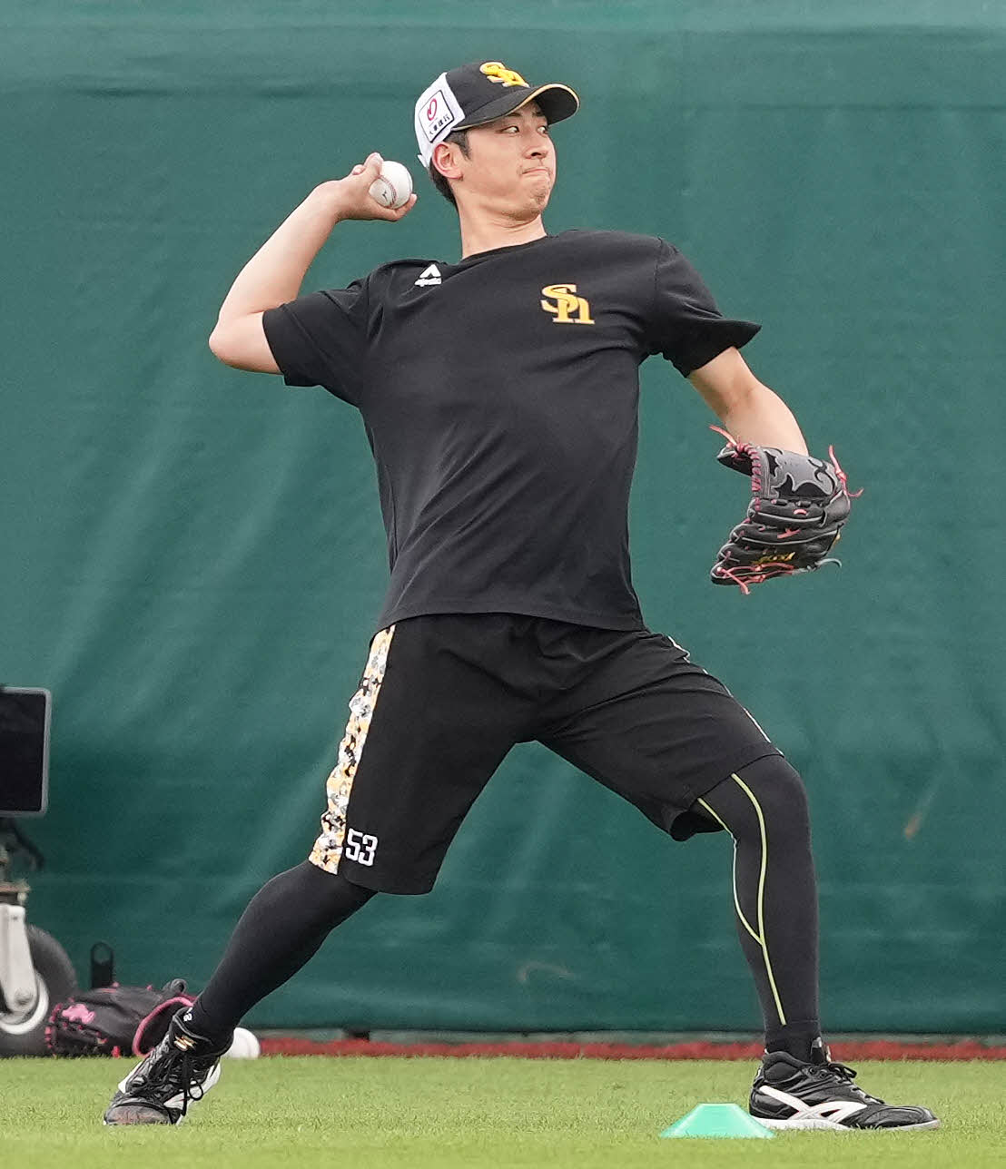 楽天対ソフトバンク　試合前練習でキャッチボールするソフトバンク大山（撮影・鈴木みどり）