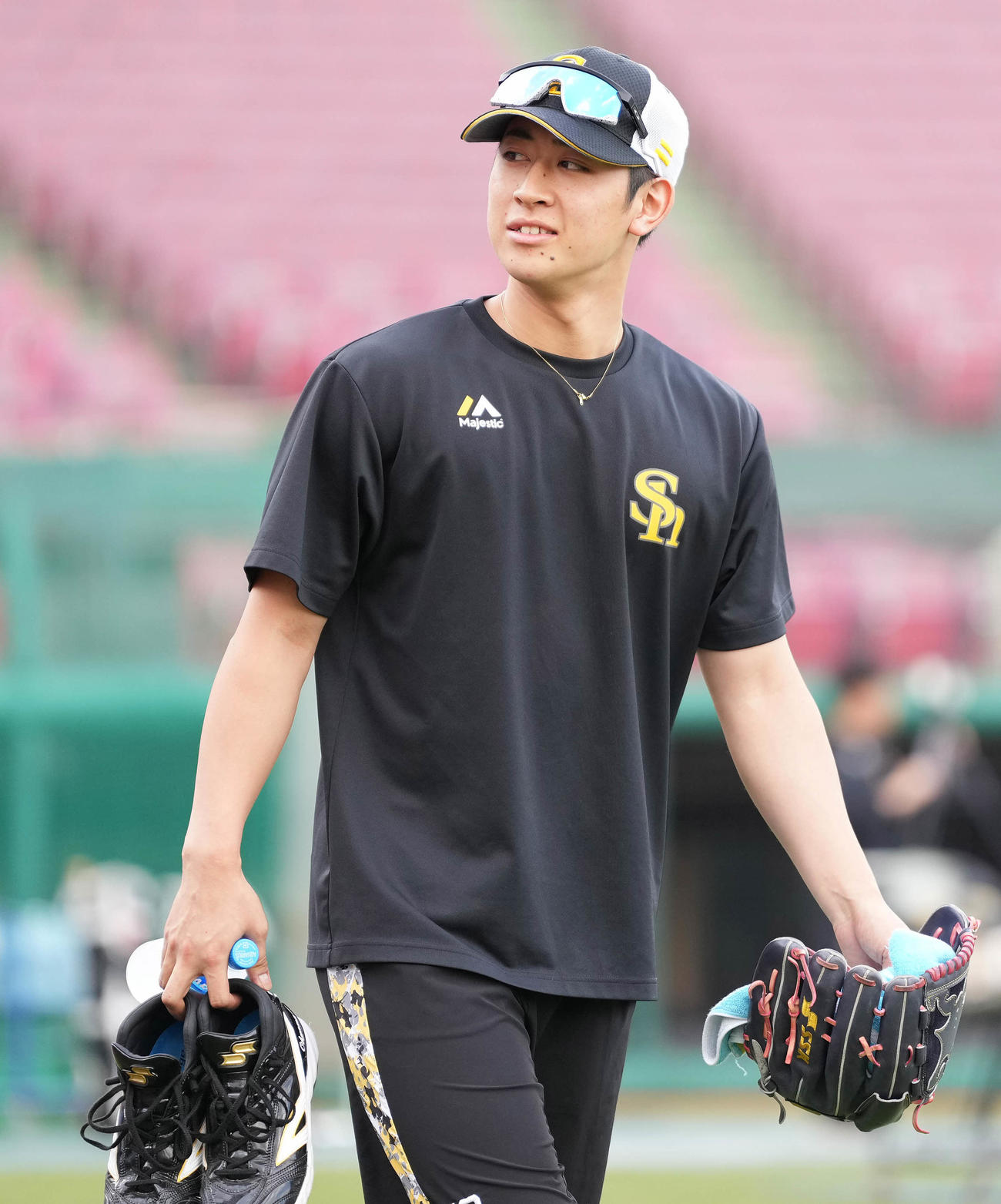 楽天対ソフトバンク　試合前練習でに向かうソフトバンク大山（撮影・鈴木みどり）