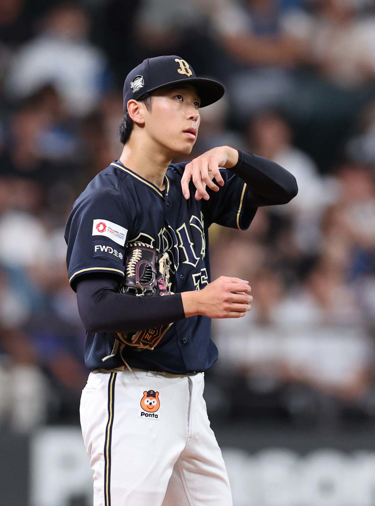日本ハム対オリックス　5回途中降板する斎藤（撮影・黒川智章）