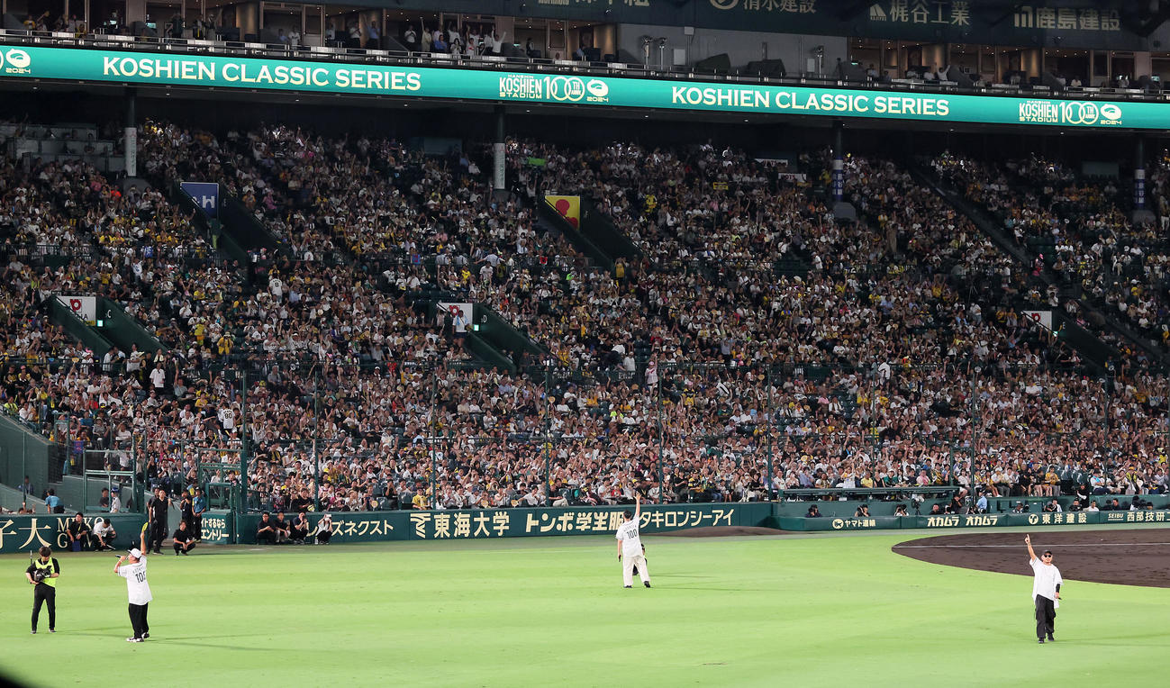 阪神対巨人　5回裏を終え甲子園球場ではベリーグッドマンのライブが行われた（撮影・加藤哉）