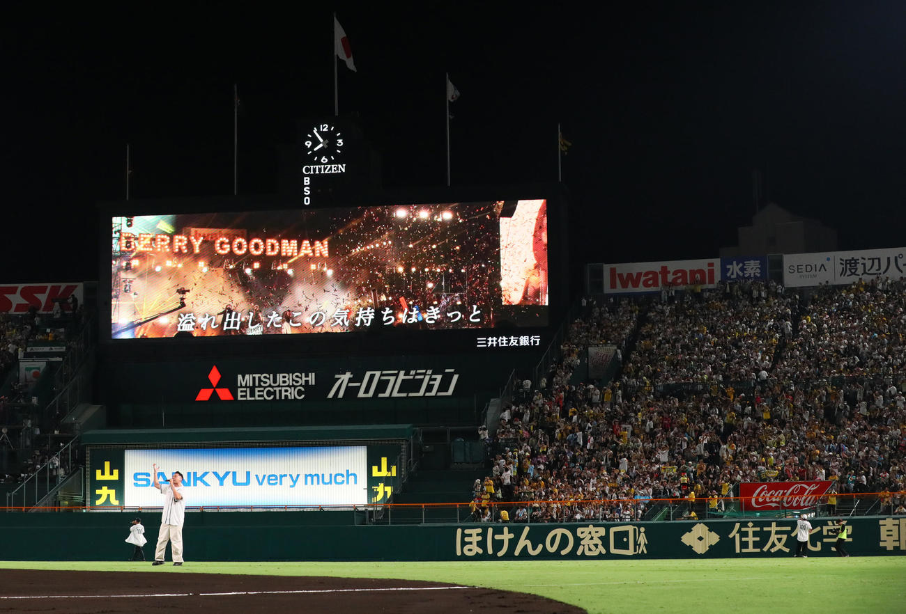 阪神対巨人　5回裏終了後、スペシャルライブで球場を盛り上げるベリーグッドマン（撮影・上山淳一）