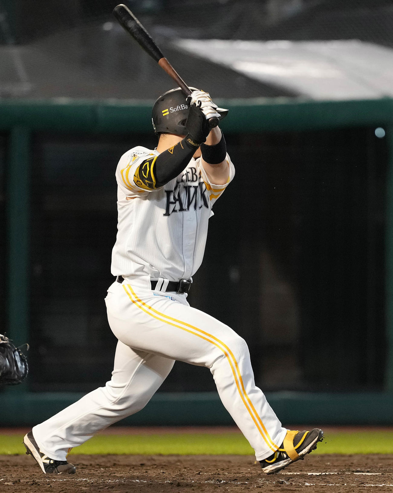 楽天対ソフトバンク　4回表ソフトバンク2死一、三塁、左2点適時二塁打を放つ近藤（撮影・鈴木みどり）