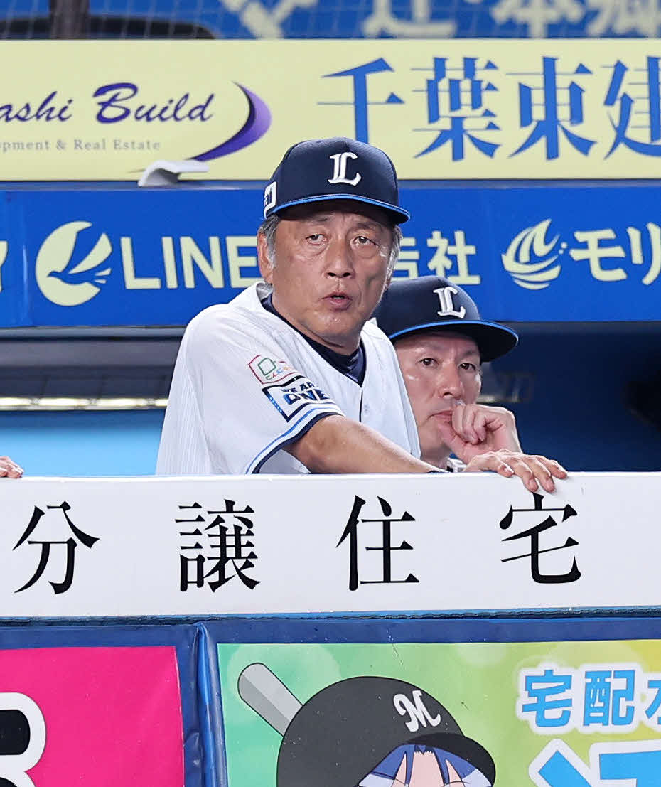 ロッテ対西武　9回表、戦況を見つめる西武渡辺監督代行（撮影・鈴木正人）