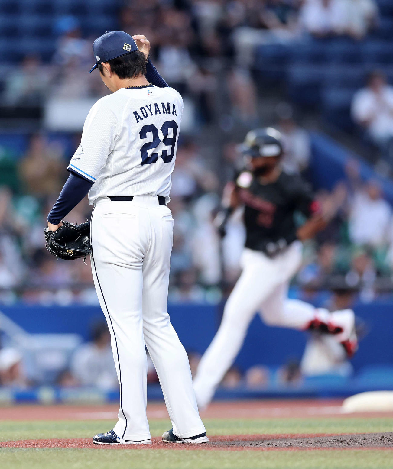 ロッテ対西武　1回裏ロッテ2死、ポランコ（右）に右中間ソロ本塁打を放たれた西武青山（撮影・鈴木正人）