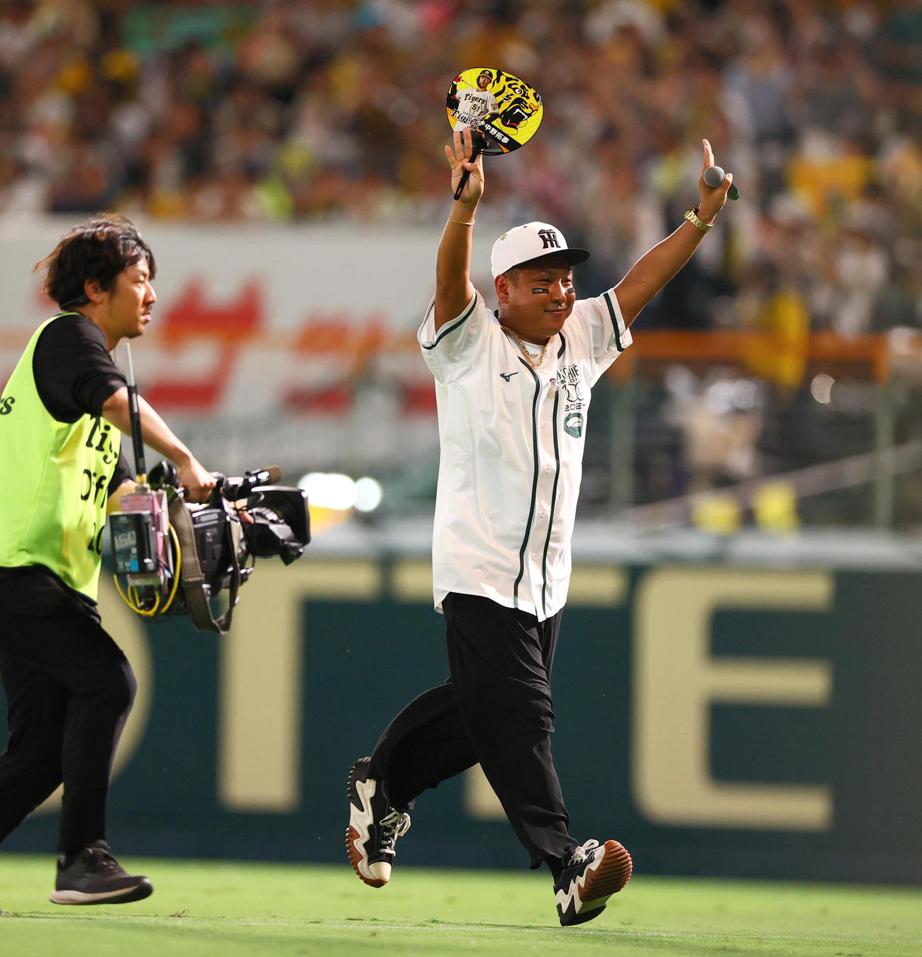 阪神対巨人　5回裏終了後、スペシャルライブで球場を盛り上げるベリーグッドマンのMOCA（撮影・上山淳一）