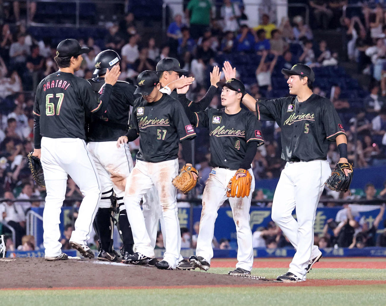 ロッテ対西武　勝利しマウンドに集まるロッテの選手たち（撮影・鈴木正人）