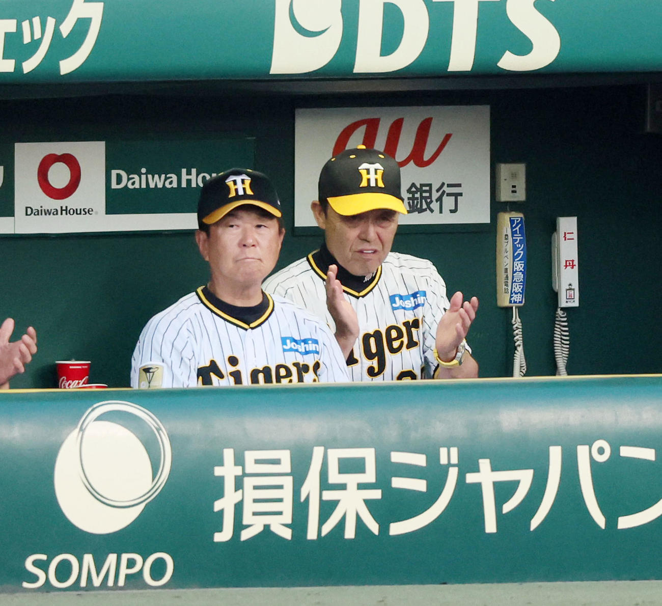 阪神対巨人　2回表を終えベンチで拍手する岡田監督（撮影・加藤哉）