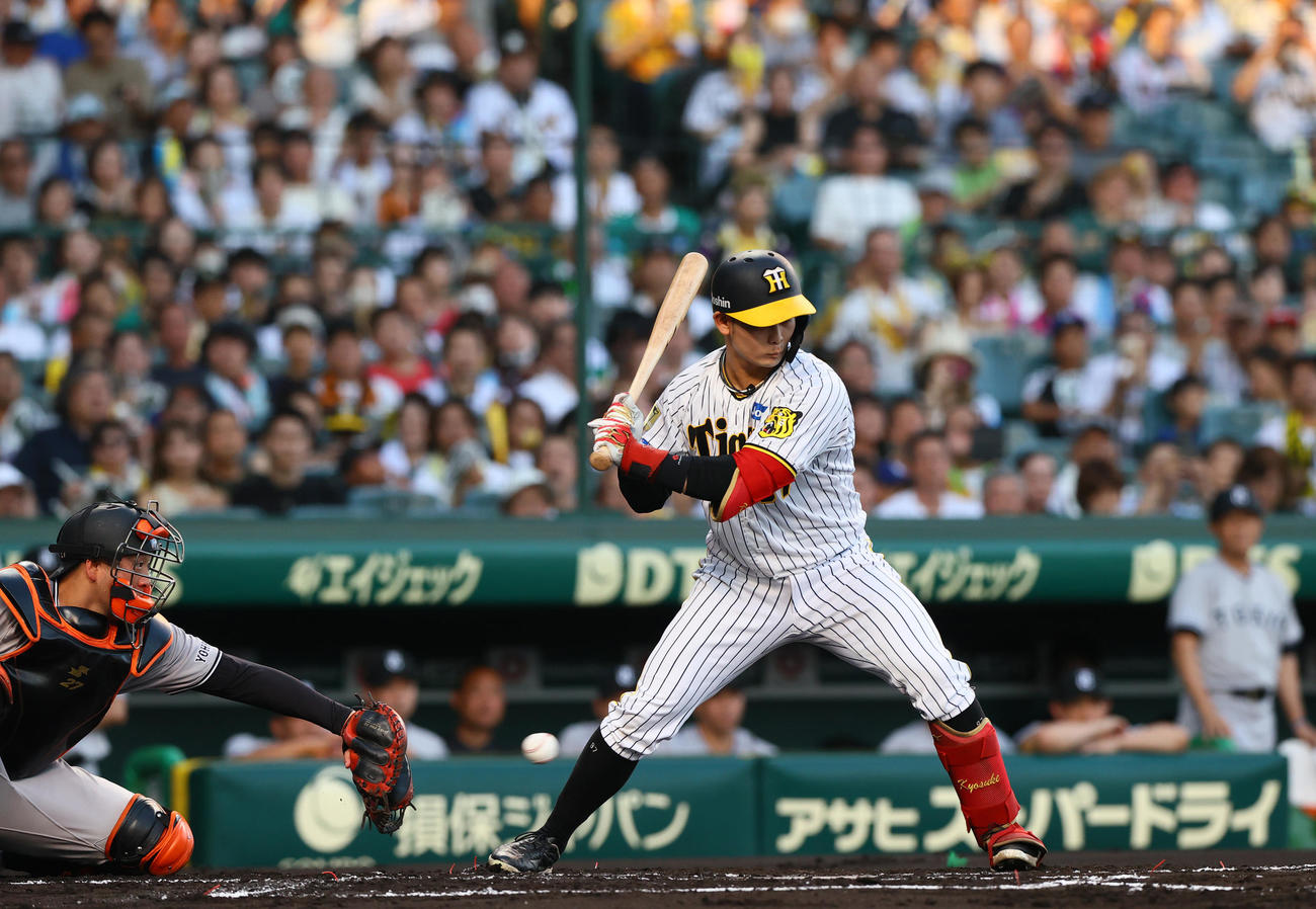 阪神対巨人　1回裏阪神2死満塁、野口は先制の押し出し四球を選ぶ（撮影・上山淳一）