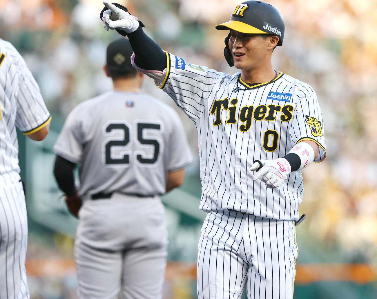 阪神対巨人　1回裏阪神2死満塁、木浪は中前2点適時打を放ちベンチに向かってポーズを決める（撮影・上山淳一）