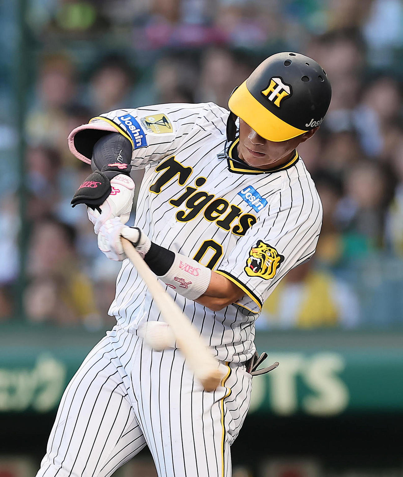 阪神隊巨人　1回裏阪神2死満塁、木浪は2点適時打を放つ（撮影・足立雅史）