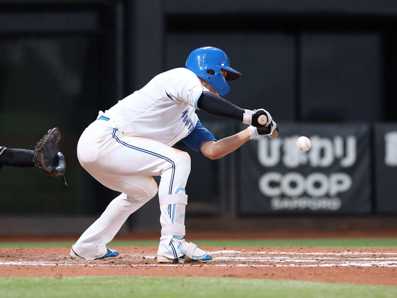 日本ハム対オリックス　6回裏日本ハム1死二、三塁、スクイズを決める浅間（撮影・黒川智章）