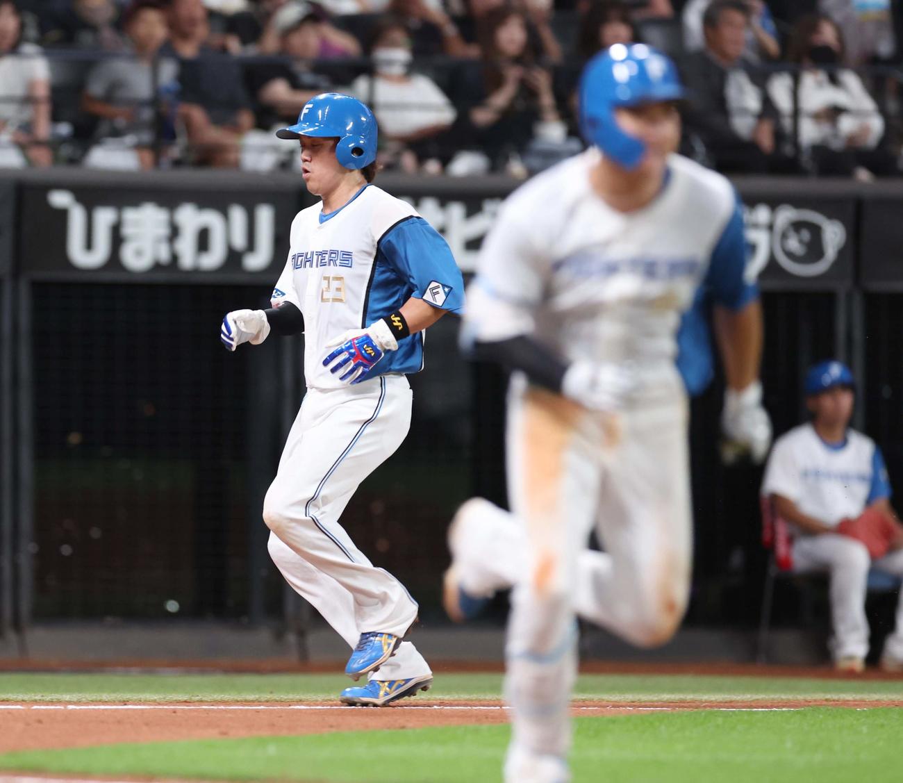 日本ハム対オリックス　6回裏日本ハム1死二、三塁、浅間のスクイズで三塁走者の伏見が生還（撮影・黒川智章）
