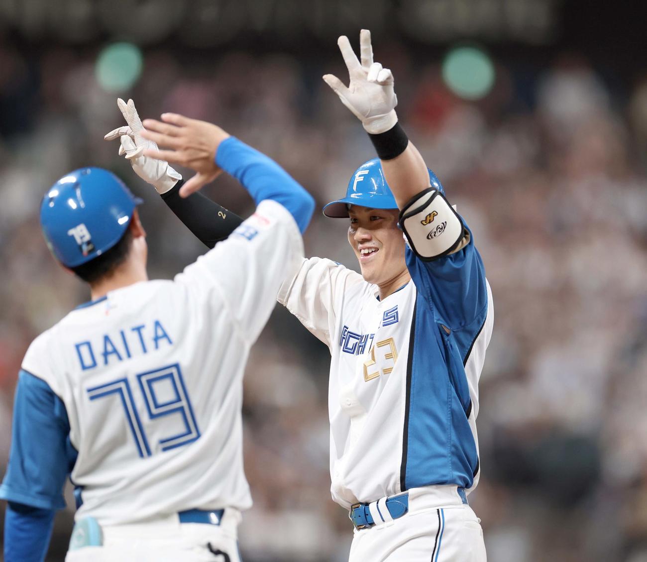 日本ハム対オリックス　4回裏日本ハム1死二、三塁、右前2点適時打を放ち笑顔の伏見（撮影・黒川智章）