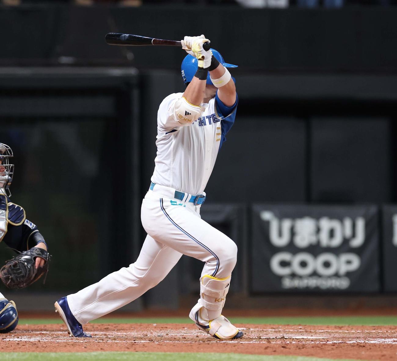 日本ハム対オリックス　5回裏日本ハム無死二塁、左翼線に適時二塁打を放つ清宮（撮影・黒川智章）