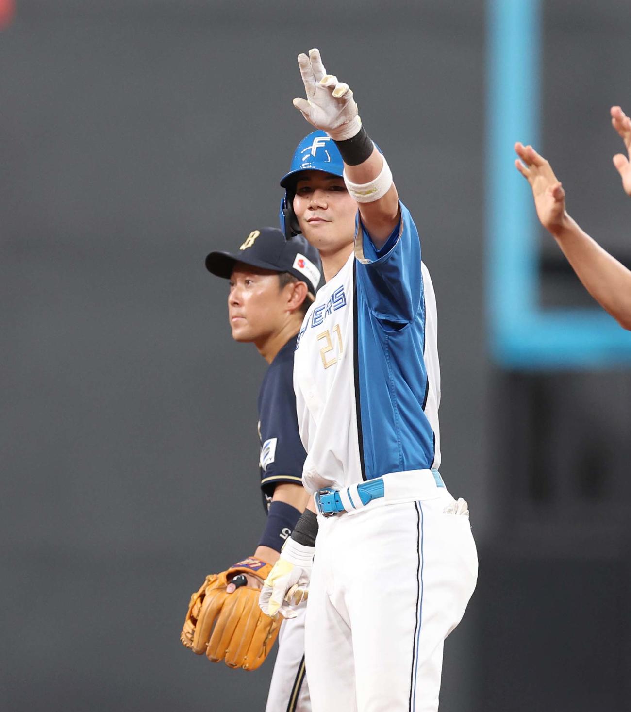 日本ハム対オリックス　5回裏日本ハム無死二塁、左翼線に適時二塁打を放ちポーズをとる清宮（撮影・黒川智章）