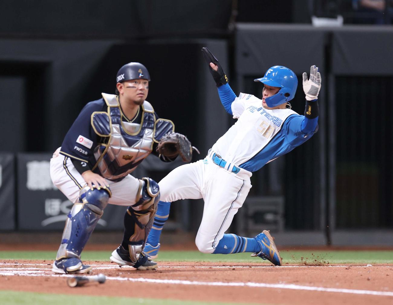 日本ハム対オリックス　6回裏日本ハム1死二、三塁、浅間のスクイズで三塁走者に続き二塁走者の奈良間も生還（撮影・黒川智章）