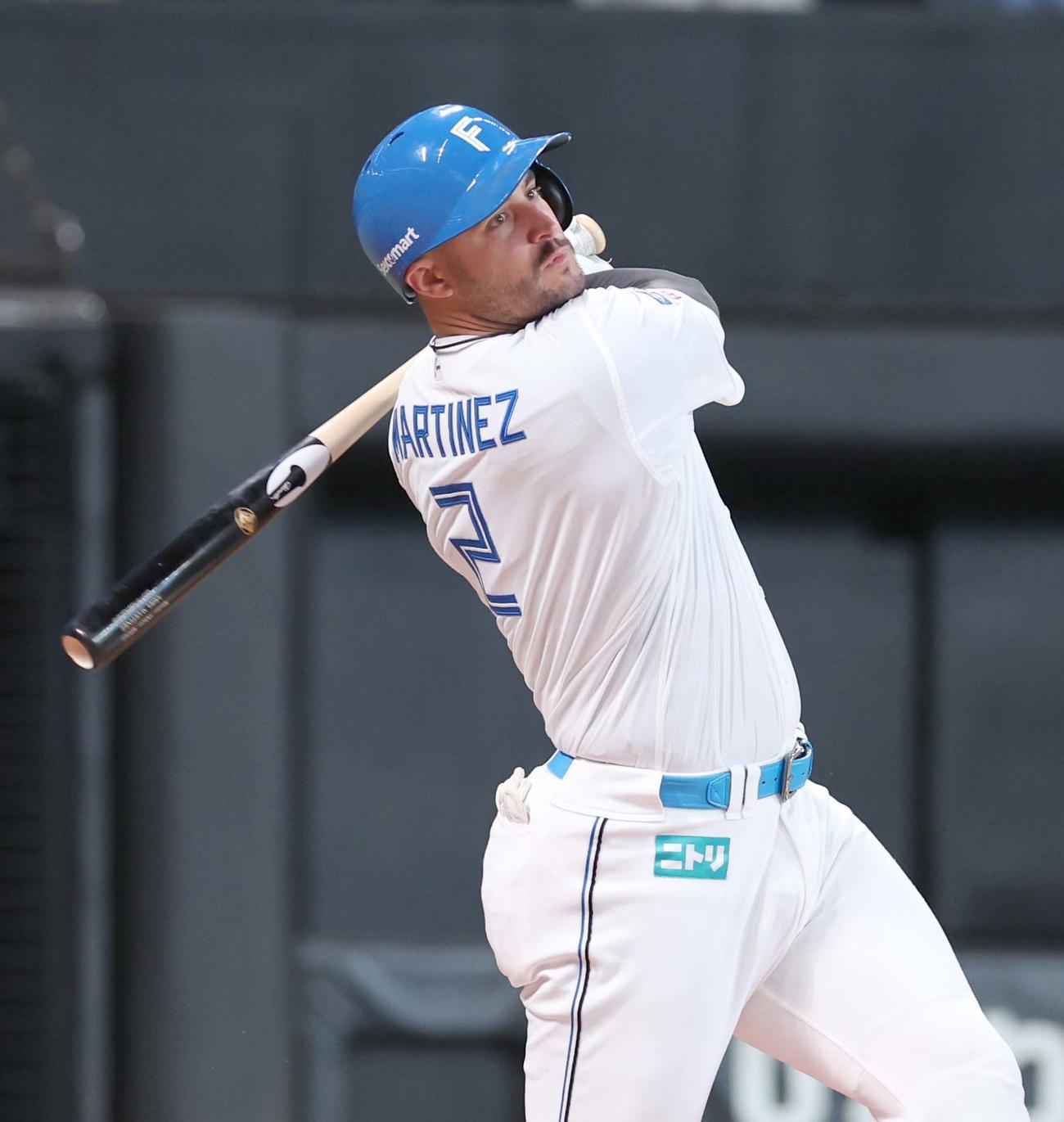 日本ハム対オリックス　1回裏日本ハム1死一、二塁、右翼線に2点適時二塁打を放つマルティネス（撮影・黒川智章）
