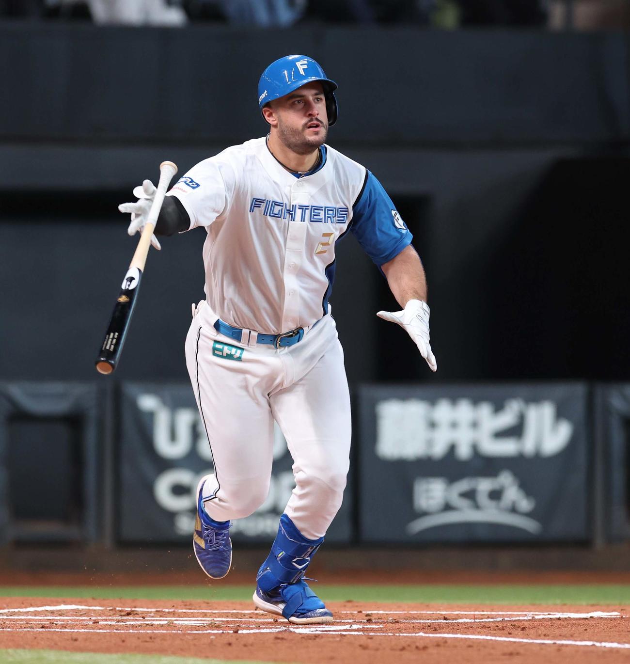日本ハム対オリックス　1回裏日本ハム1死一、二塁、右翼線に2点適時二塁打を放つマルティネス（撮影・黒川智章）