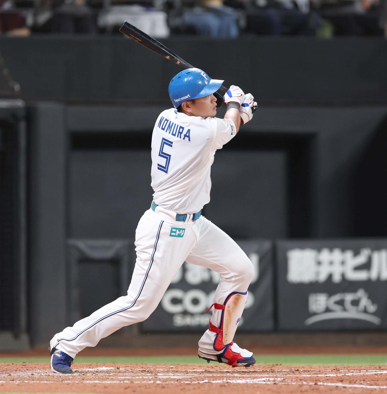 日本ハム対オリックス　4回裏日本ハム1死一、二塁、左越え適時二塁打を放つ野村（撮影・黒川智章）