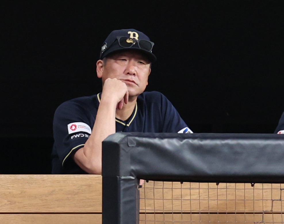 日本ハム対オリックス　ベンチで渋い表情の中嶋監督（撮影・黒川智章）