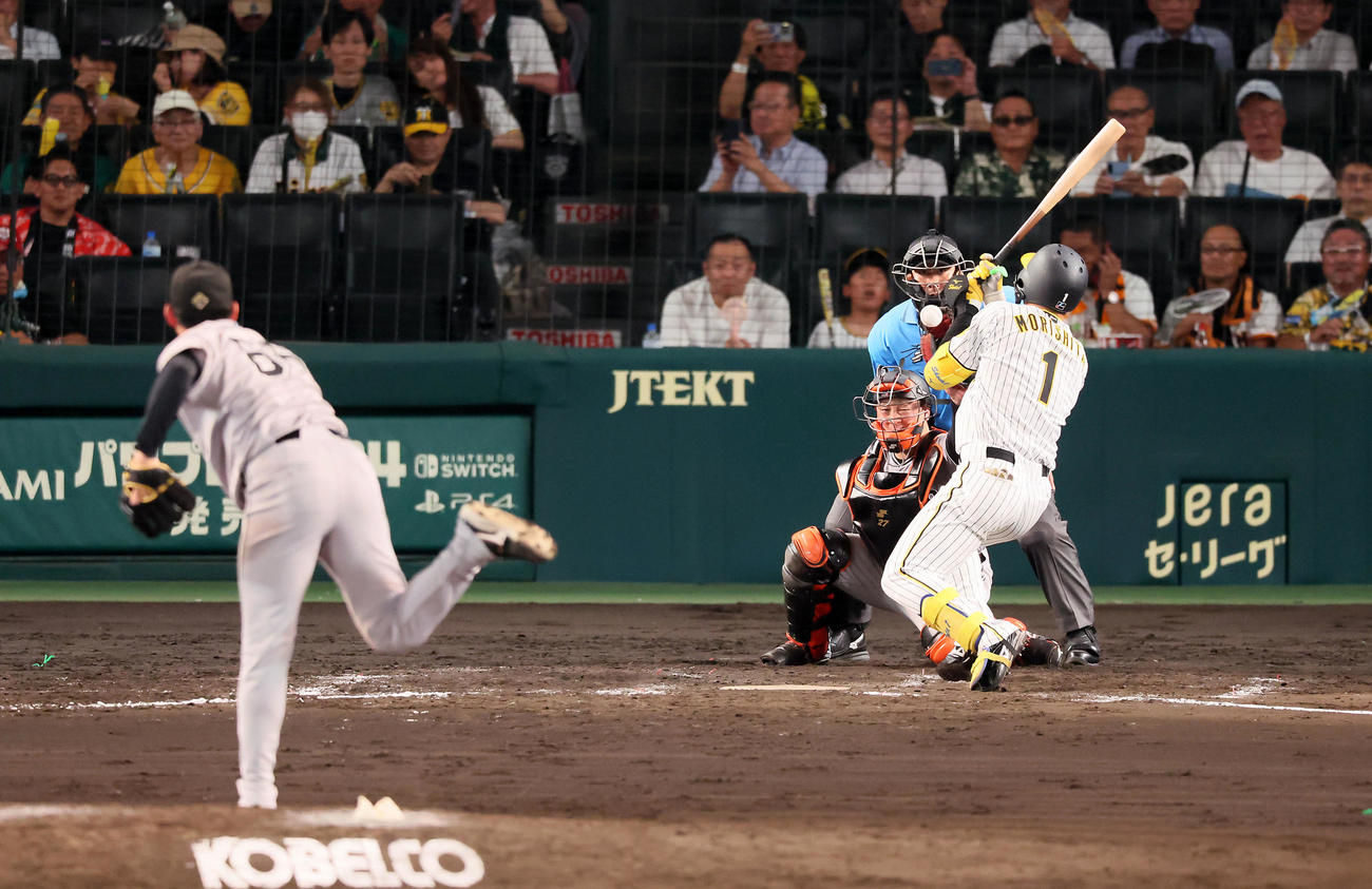阪神対巨人　7回裏阪神2死二、三塁、森下の顔面付近に平内の投げたボールが通過（撮影・加藤哉）