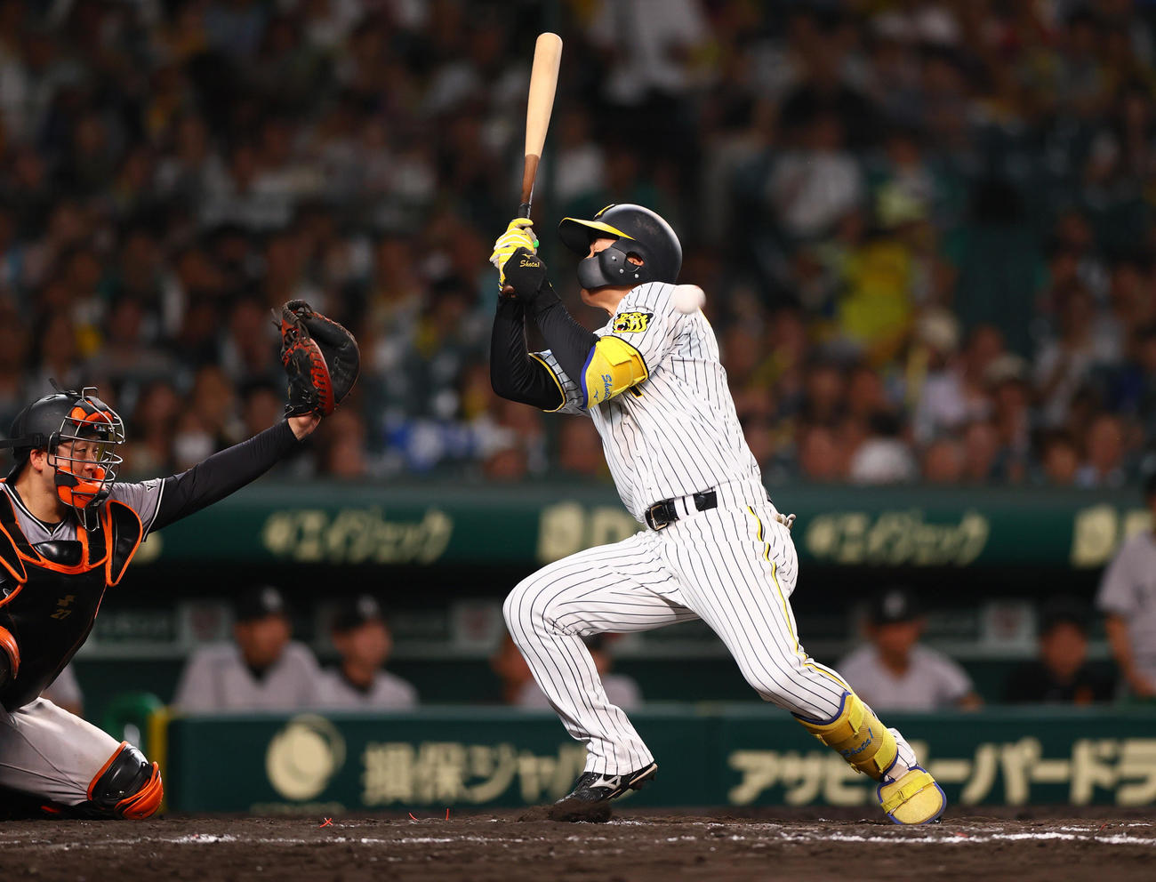 阪神対巨人　7回裏阪神2死二、三塁、平内の投球にのけぞる森下（撮影・上山淳一）