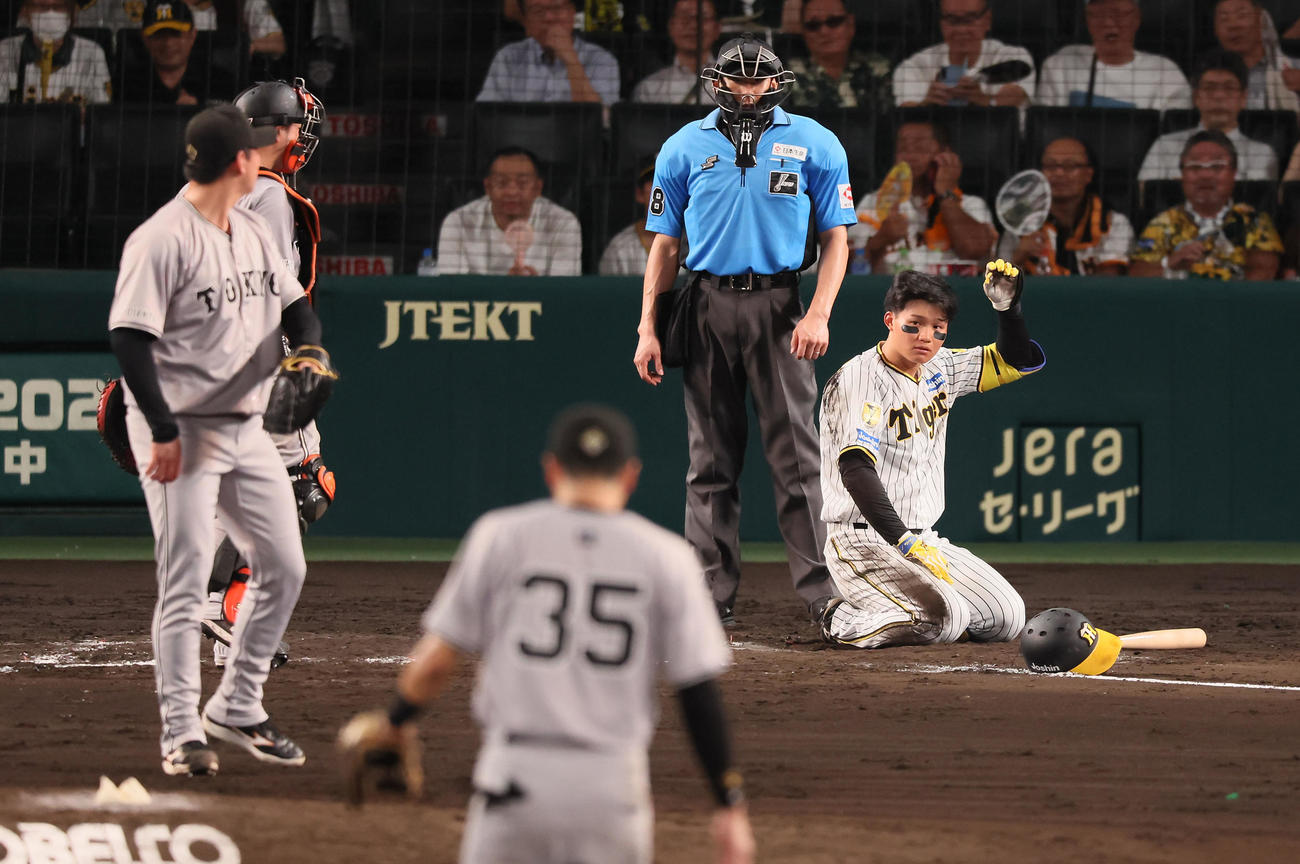 阪神対巨人　7回裏阪神2死二、三塁、森下の顔面付近に平内の投げたボールが通過し打席に正座したままにらみつける（撮影・加藤哉）