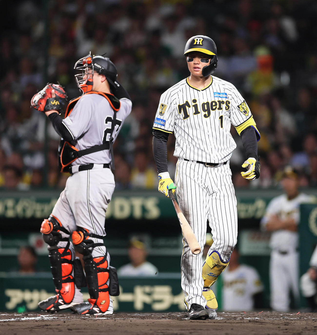 阪神隊巨人　7回裏阪神2死二、三塁、森下は平内の連続での頭部付近への投球をよけ厳しい表情を見せる（撮影・足立雅史）