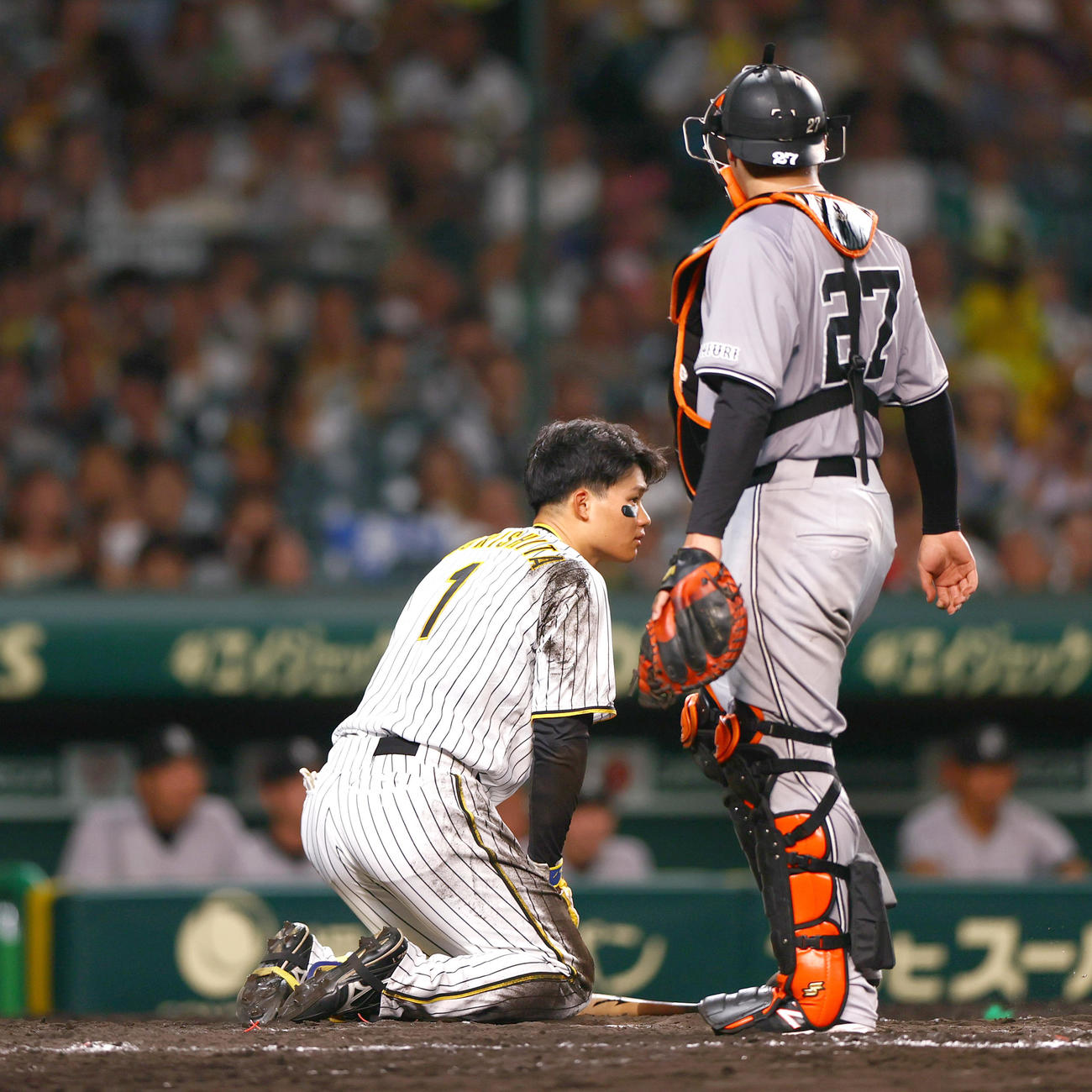 阪神対巨人　7回裏阪神2死二、三塁、森下翔太（左）は平内を見つめる（撮影・上山淳一）