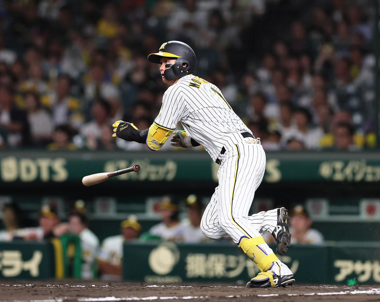 阪神隊巨人　7回裏阪神2死二、三塁、森下は適時内野安打を放つ（撮影・足立雅史）