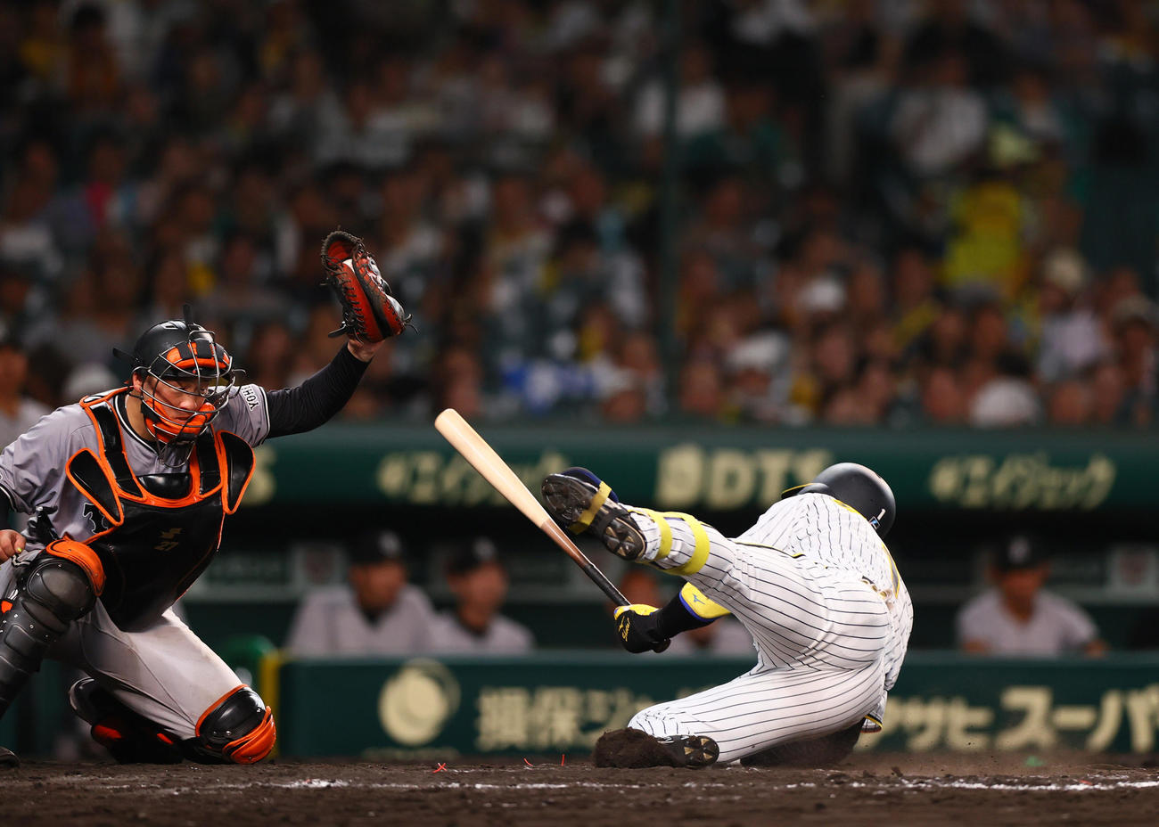 阪神対巨人　7回裏阪神2死二、三塁、平内の投球にのけぞる森下（撮影・上山淳一）