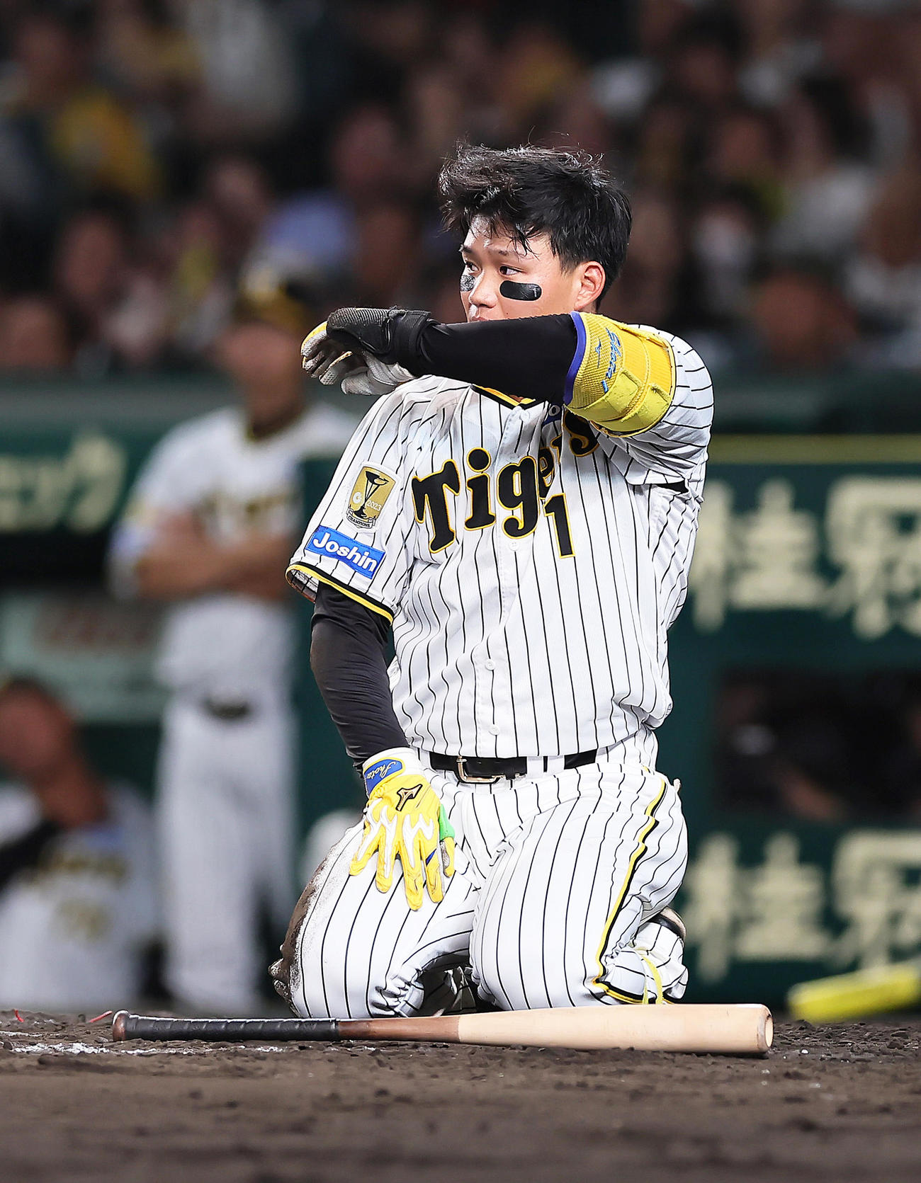 阪神隊巨人　7回裏阪神2死二、三塁、森下は平内の頭部付近への投球をよけ怒りの表情を見せる（撮影・足立雅史）