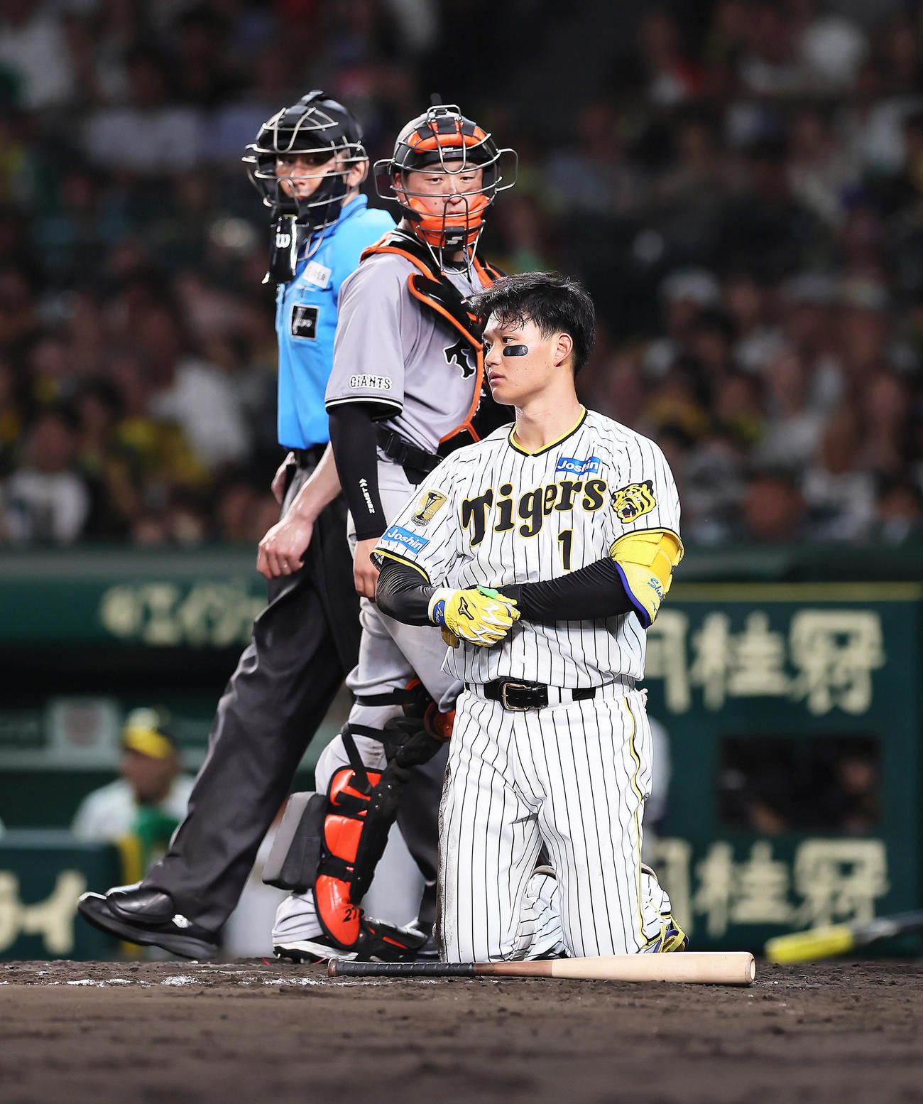 阪神隊巨人　7回裏阪神2死二、三塁、森下は平内の頭部付近への投球をよけ怒りの表情を見せる（撮影・足立雅史）