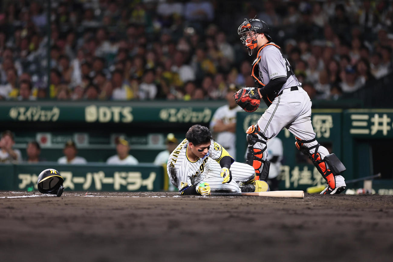阪神隊巨人　7回裏阪神2死二、三塁、森下は平内の頭部付近への投球を倒れながらよける（撮影・足立雅史）