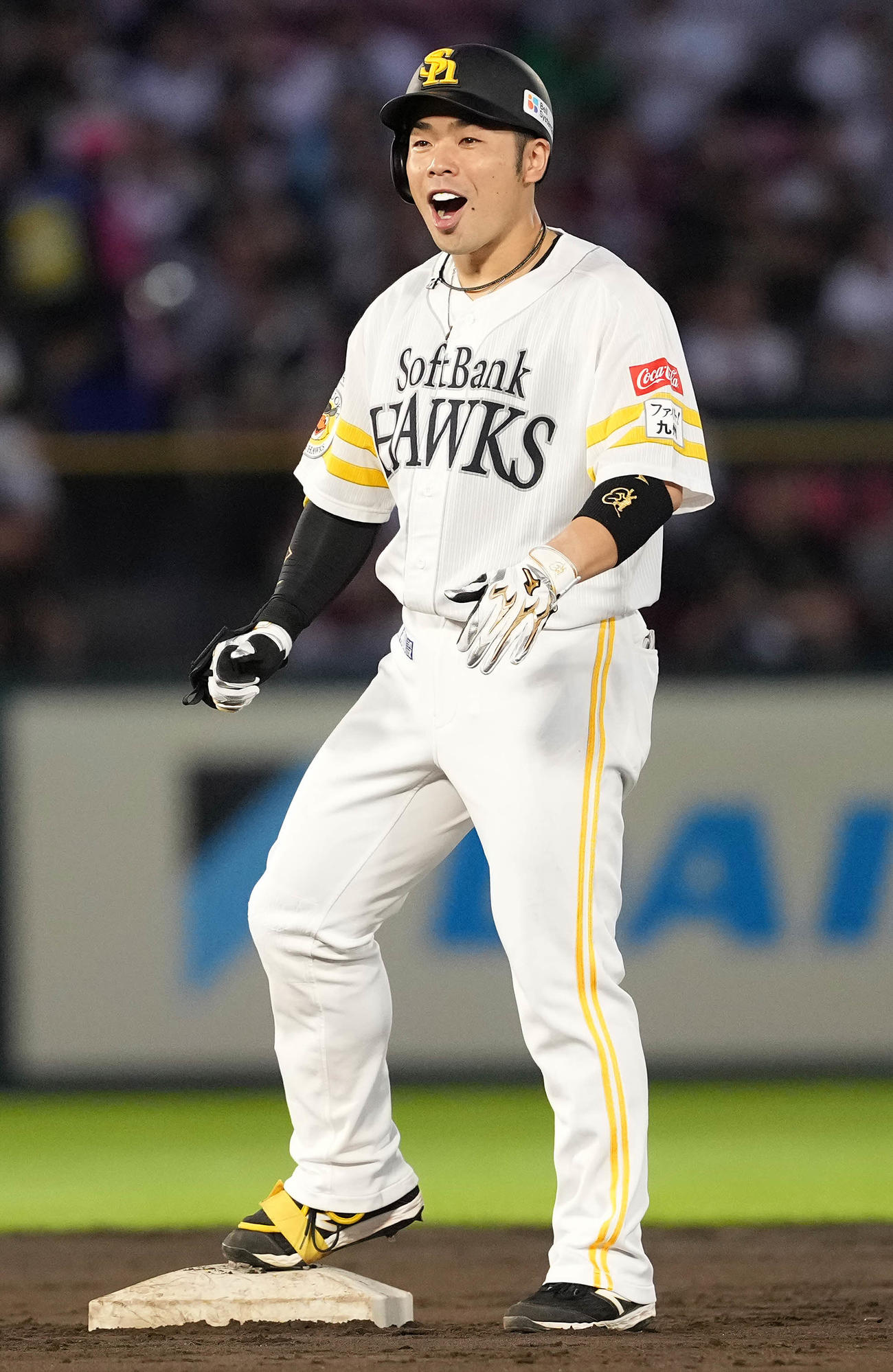 楽天対ソフトバンク　4回表ソフトバンク2死一、三塁、左2点適時二塁打を放ち、笑顔の近藤（撮影・鈴木みどり）
