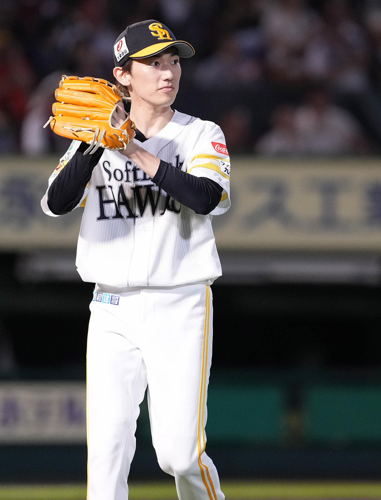 楽天対ソフトバンク　7回裏を終え、笑顔のソフトバンク大津（撮影・鈴木みどり）
