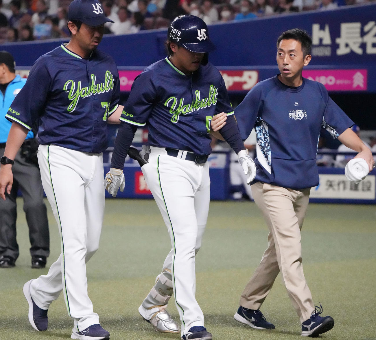 中日対ヤクルト　1回表ヤクルト1死、死球を受けベンチへ戻る赤羽（中央）（撮影・森本幸一）