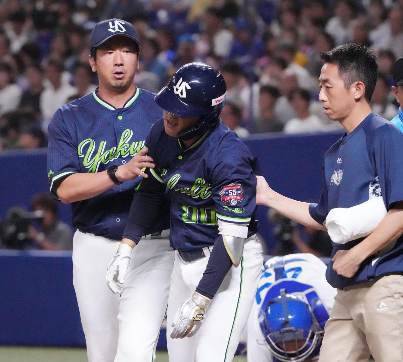 中日対ヤクルト　1回表ヤクルト1死、死球を受けベンチへ戻る赤羽（左から2人目）（撮影・森本幸一）