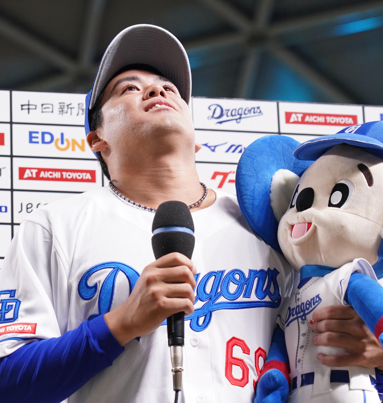 中日対ヤクルト　ヒーローインタビューで感極まり天を見上げる松木平（撮影・森本幸一）
