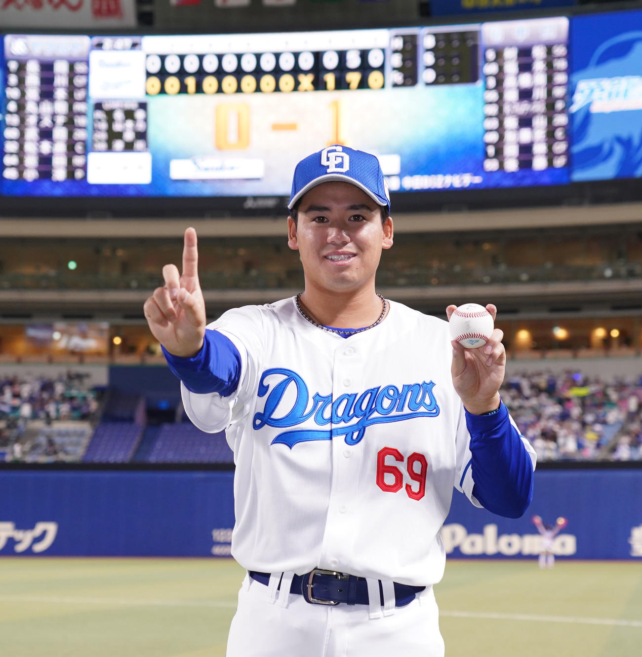 中日対ヤクルト　ヒーローインタビューを終え笑顔でポーズを決める松木平（撮影・森本幸一）