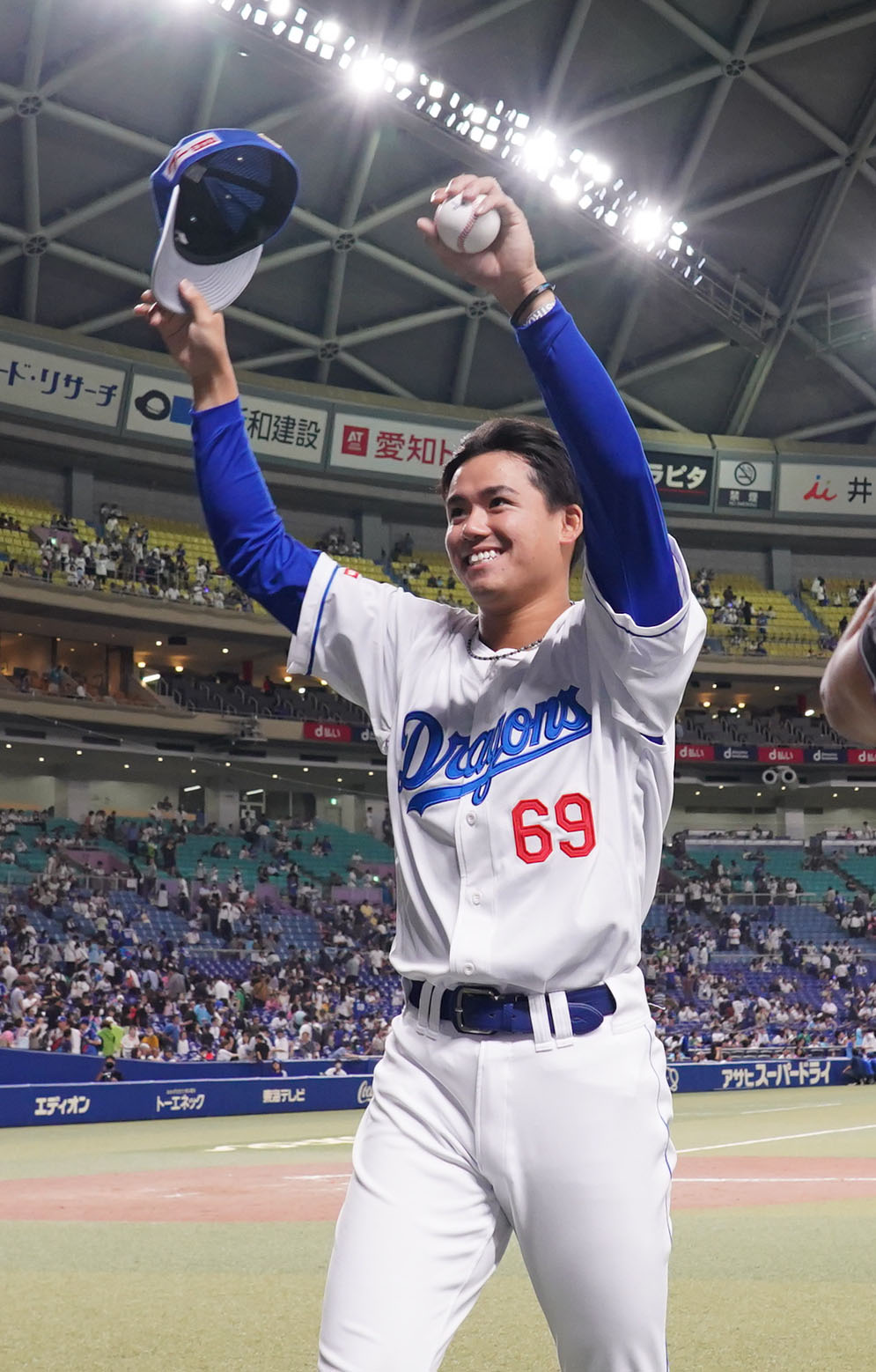 中日対ヤクルト　ヒーローインタビューを終え笑顔で観客の声援に応える松木平（撮影・森本幸一）