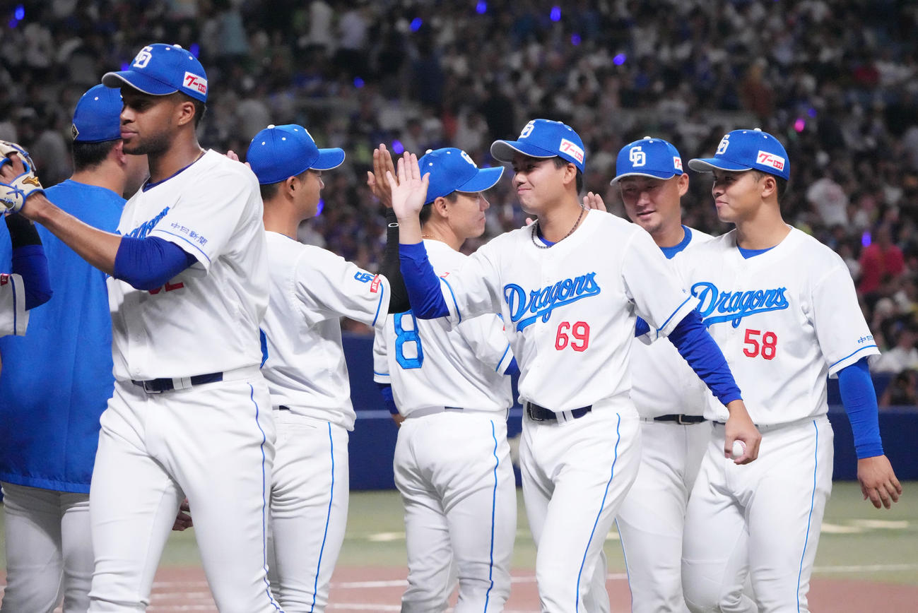 中日対ヤクルト　勝利球を手にナインとタッチを交わす松木平（右から3人目）（撮影・森本幸一）